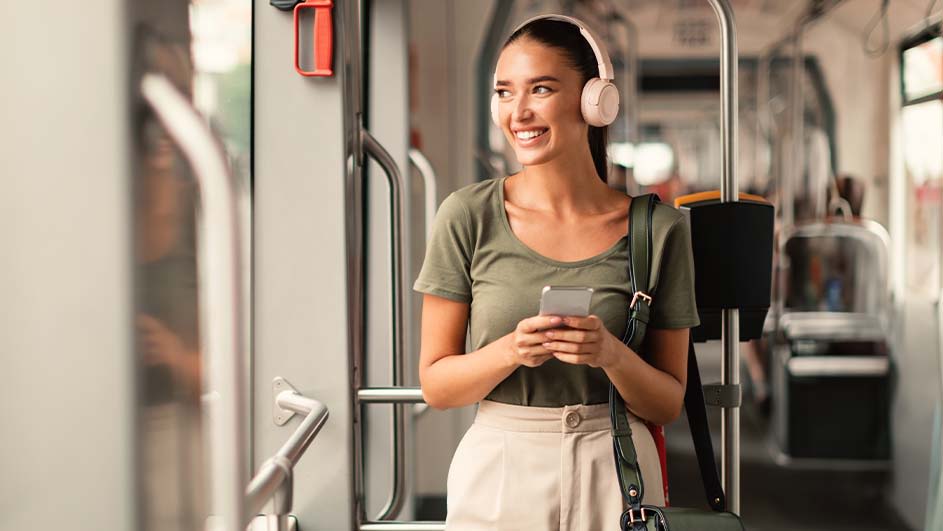 Une personne dans un bus, avec un casque et un smartphone. Barres métalliques et fenêtres visibles. Couleurs : vert, blanc.