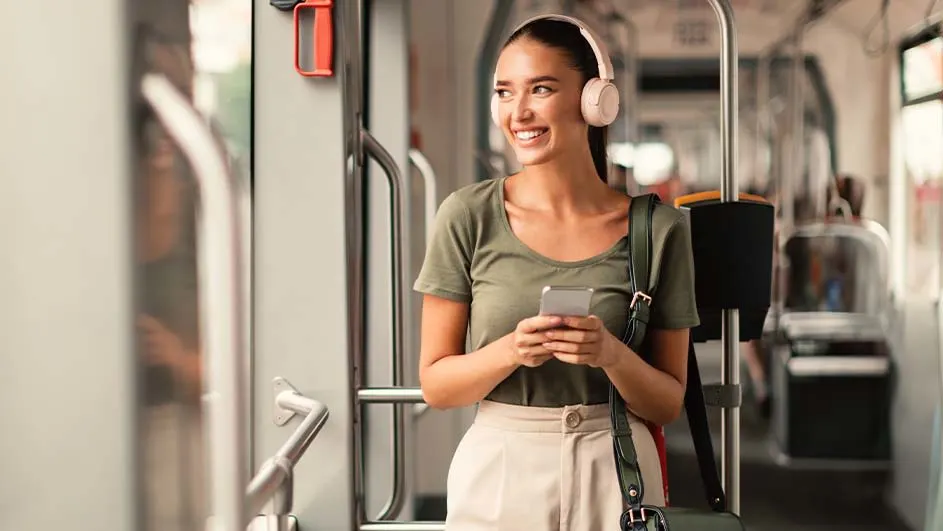 Une personne dans un bus, avec un casque et un smartphone. Barres métalliques et fenêtres visibles. Couleurs : vert, blanc.