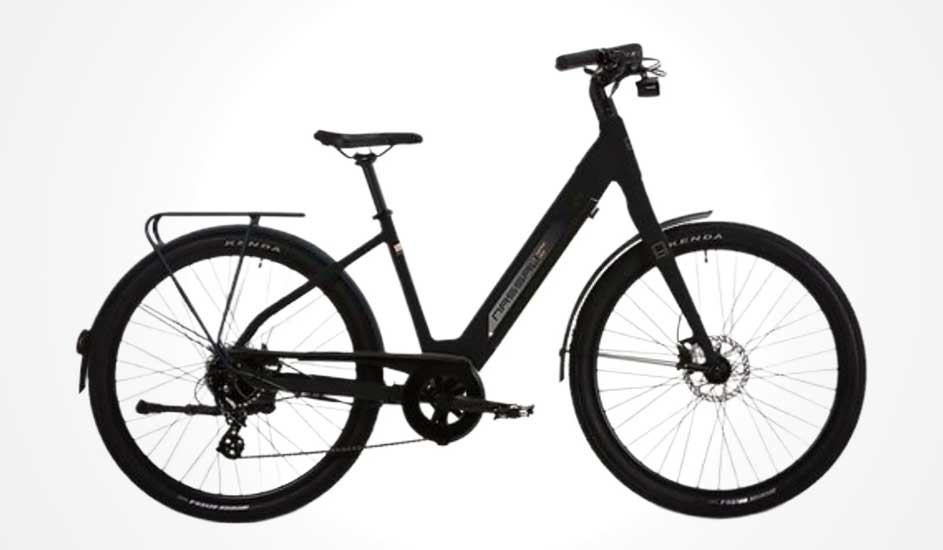 Un vélo de ville électrique noir de la marque Fischer, cadre bas, porte-bagages arrière et guidon droit, idéal pour un usage quotidien.