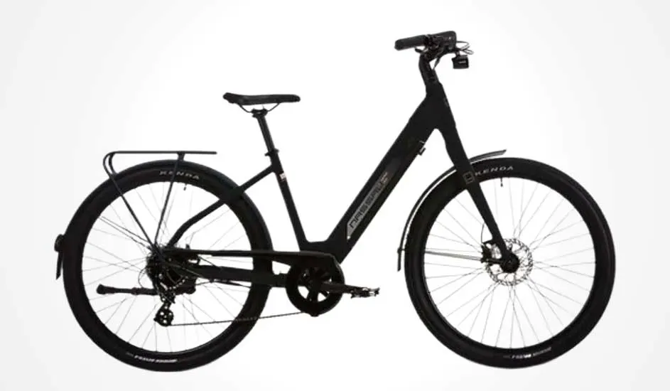 Un vélo de ville électrique noir de la marque Fischer, cadre bas, porte-bagages arrière et guidon droit, idéal pour un usage quotidien.