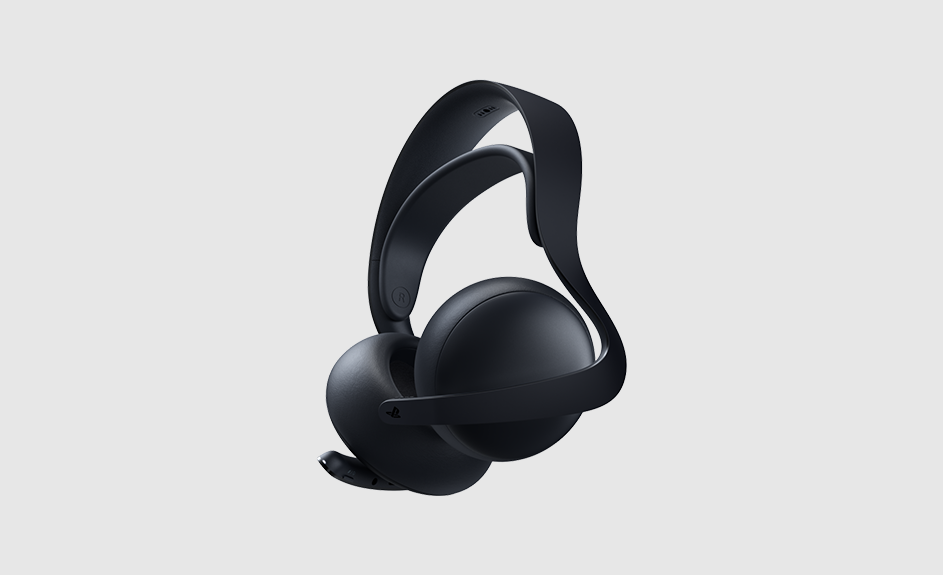 Casque de jeu noir avec microphone sur fond clair.