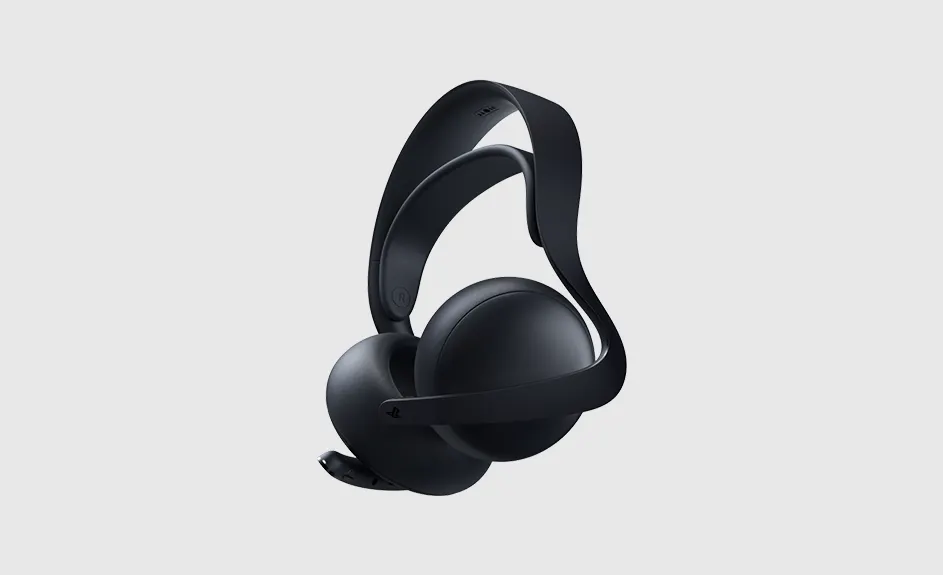 Casque de jeu noir avec microphone sur fond clair.
