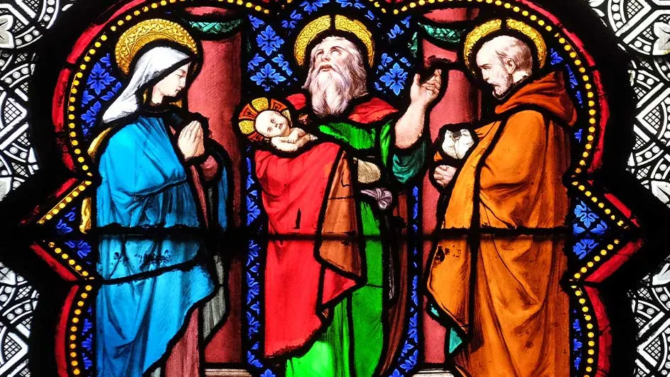 Kleurrijk glas-in-loodraam met drie figuren: een in blauw, één met een baby in rood en groen, en één in oranje.
