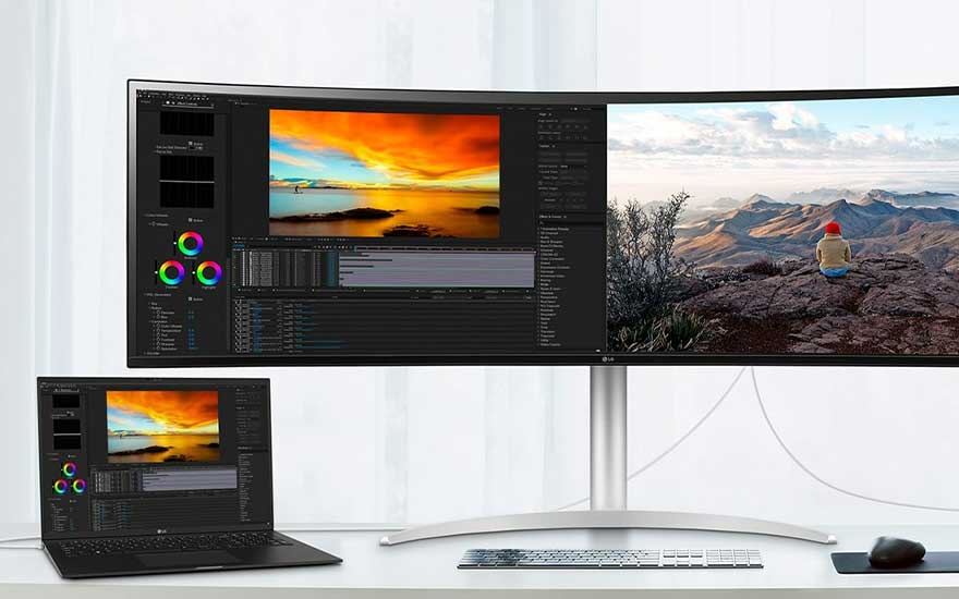 Un écran large incurvé et un ordinateur portable affichent un logiciel de retouche photo avec des commandes colorées et des paysages.