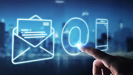 Op blauwe achtergrond staan lichtgevende symbolen van een open envelop, een at-teken en een smartphone, aangeraakt door een vinger.