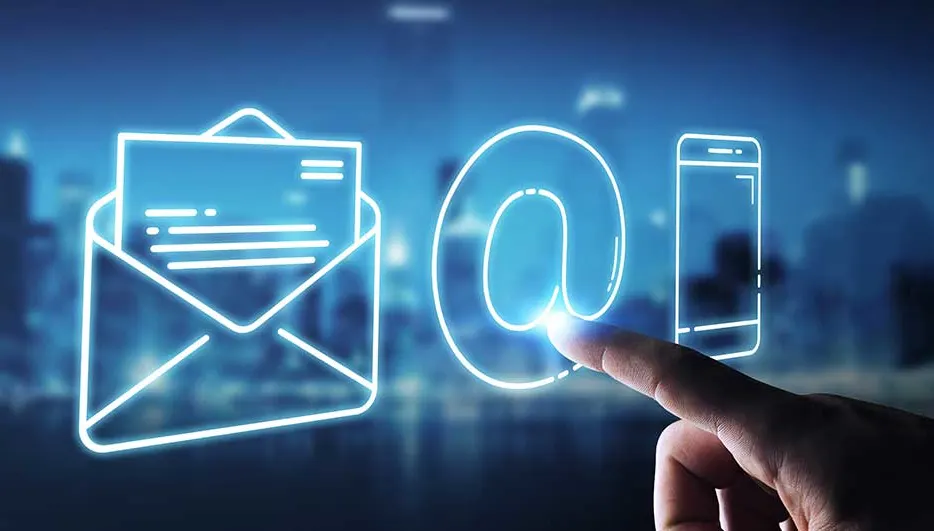 Op blauwe achtergrond staan lichtgevende symbolen van een open envelop, een at-teken en een smartphone, aangeraakt door een vinger.