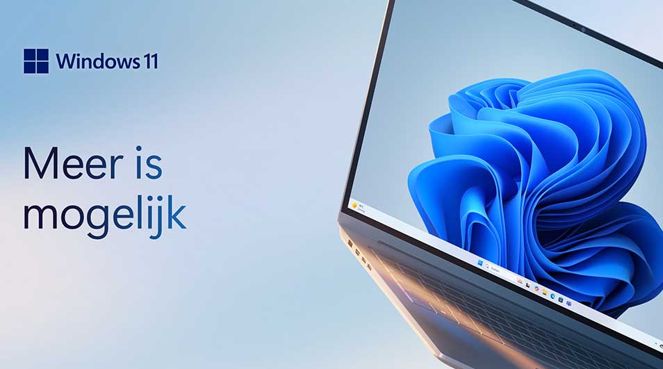 Een laptop met Windows 11 logo en de tekst "Meer is mogelijk" tegen een blauwe achtergrond. Op het scherm een blauw abstract bloemmotief.