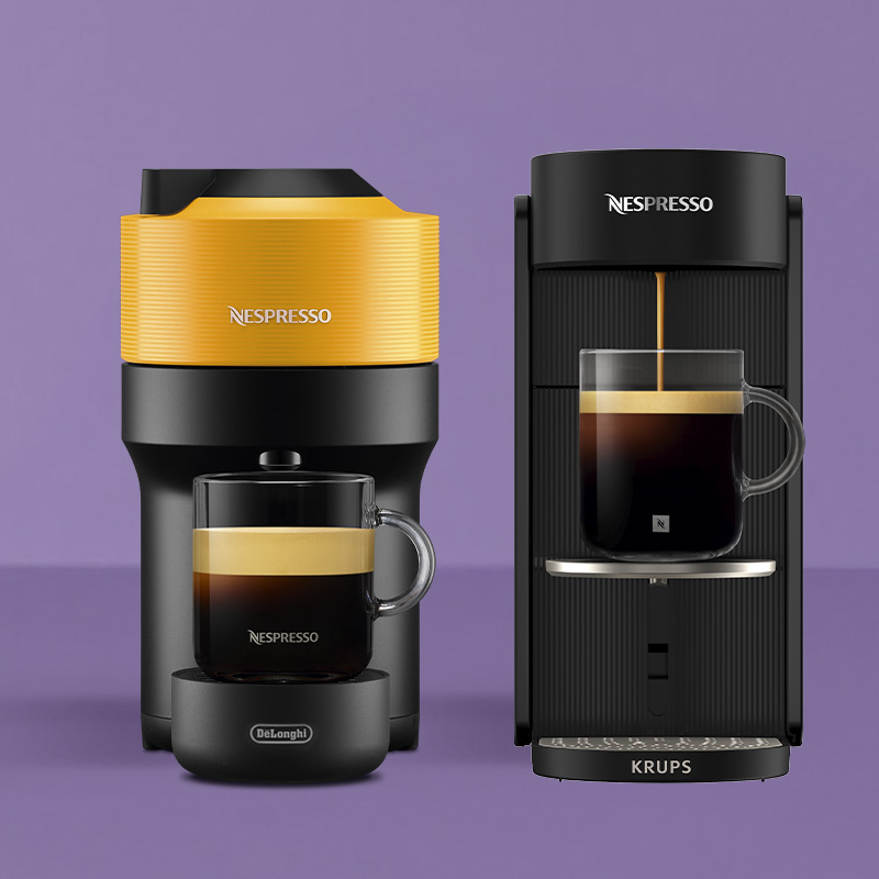 Twee zwarte Nespresso-koffiemachines op een paarse achtergrond: een model met een goudkleurige bovenkant en een kop koffie ervoor, en een machine die koffie in een glazen kopje zet.