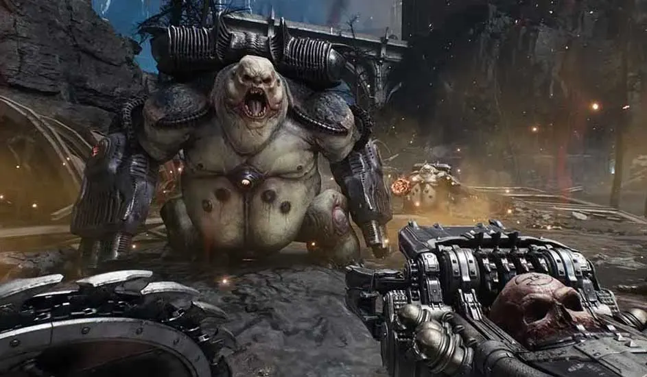 Un monstre beige avec des équipements métalliques lourds se tient devant une arme à feu futuriste dans un paysage de combat sombre.