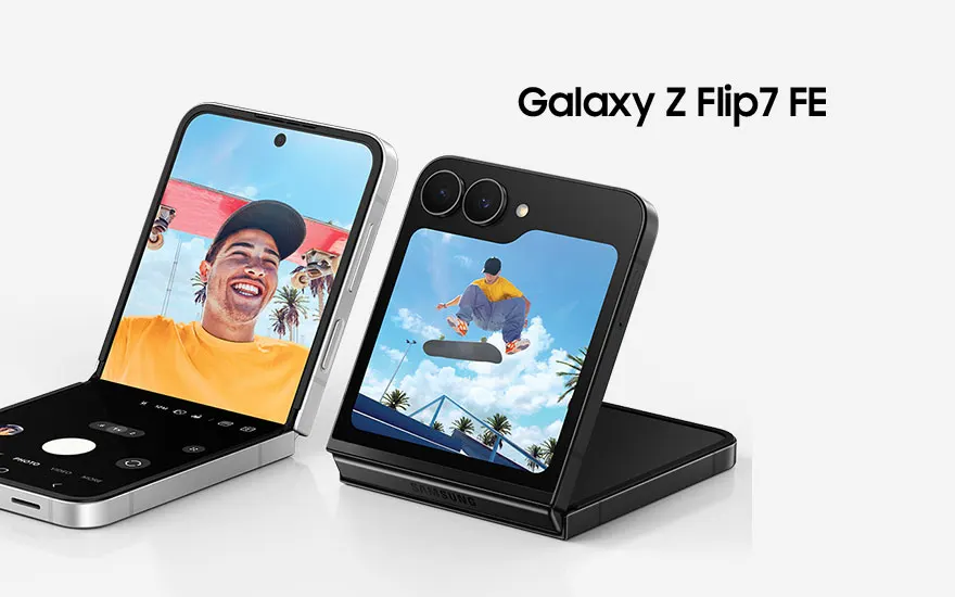 Le Samsung Galaxy Z Flip7 FE est un smartphone pliable avec double caméra, affichant un skateur sur l’écran externe.