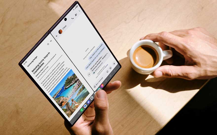 Een geopende Galaxy Z Fold8 Ultra wordt gebruikt in multitaskingmodus naast een kop koffie op tafel, met apps naast elkaar.