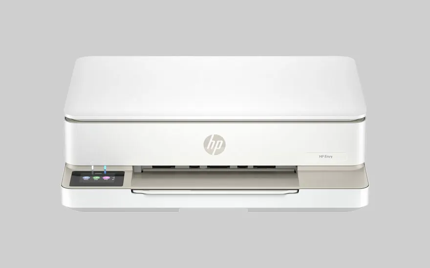 Een witte HP printer staat op een grijze achtergrond. Het bedieningspaneel is links.
