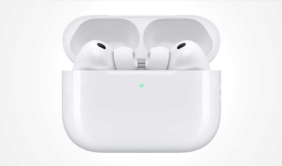 Écouteurs sans fil blancs posés dans un boîtier de charge ouvert et brillant, avec un petit voyant vert, cadré sur un fond clair et épuré.