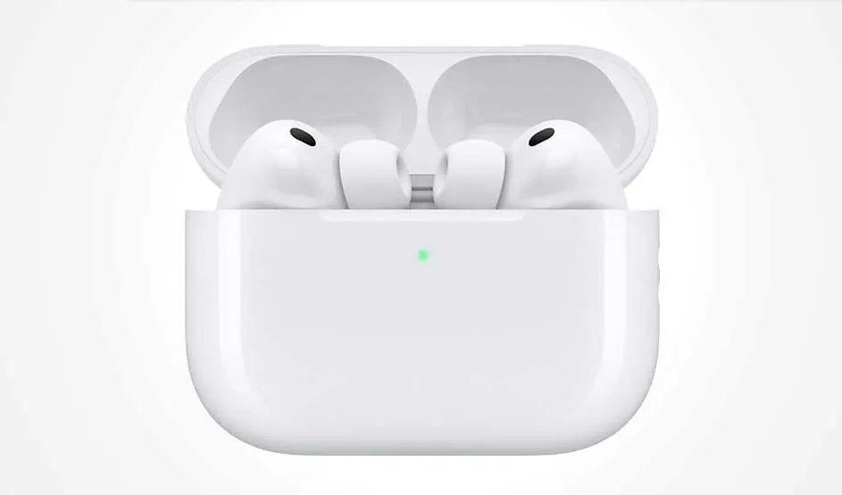 Écouteurs sans fil blancs posés dans un boîtier de charge ouvert et brillant, avec un petit voyant vert, cadré sur un fond clair et épuré.