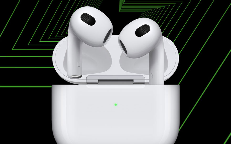 Deux écouteurs blancs dans un boîtier blanc ouvert, sur fond noir avec des lignes vertes.