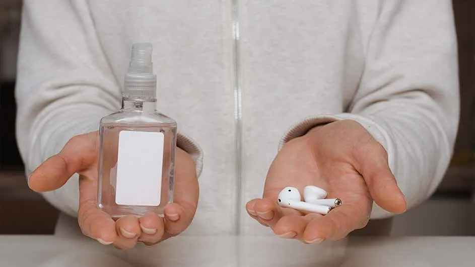 Nettoyer soigneusement les AirPods qui grésillent