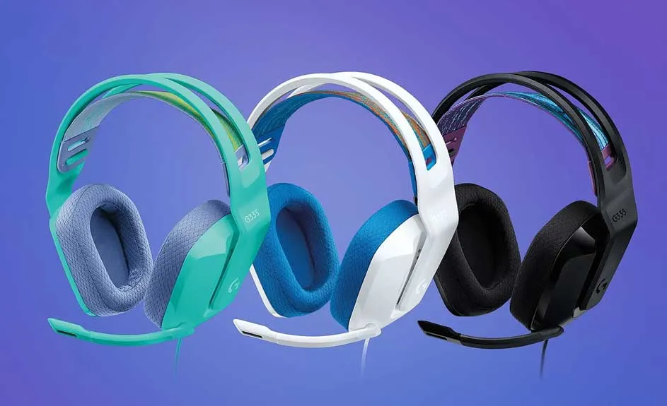 Trois casques de jeu : turquoise, blanc/bleu et noir, avec microphones sur fond violet.