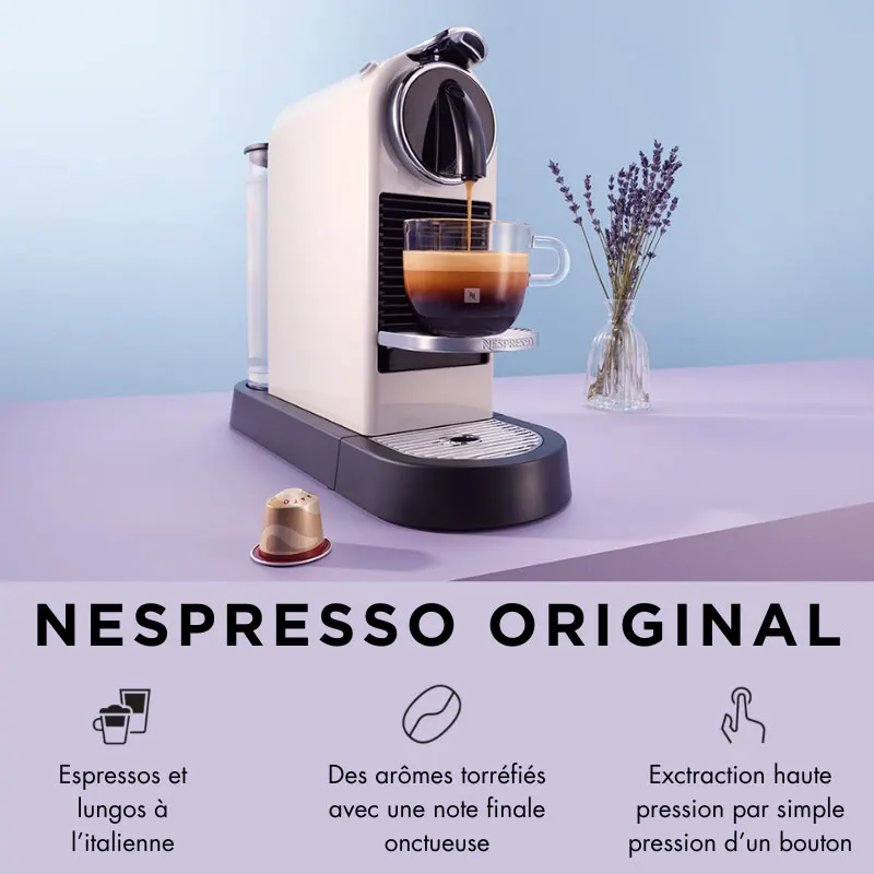 Machine à café Nespresso Original blanche préparant un espresso dans une tasse en verre, accompagnée d'un petit vase de lavande et d'une capsule de café. Ses atouts sont énumérés en bas : espressos et lungos à l'italienne, arômes subtilement torréfiés et finale douce, extraction haute pression par simple pression d'un bouton.