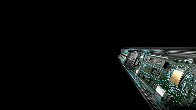 Gros plan d'un circuit imprimé détaillé avec des composants verts et dorés sur fond noir.