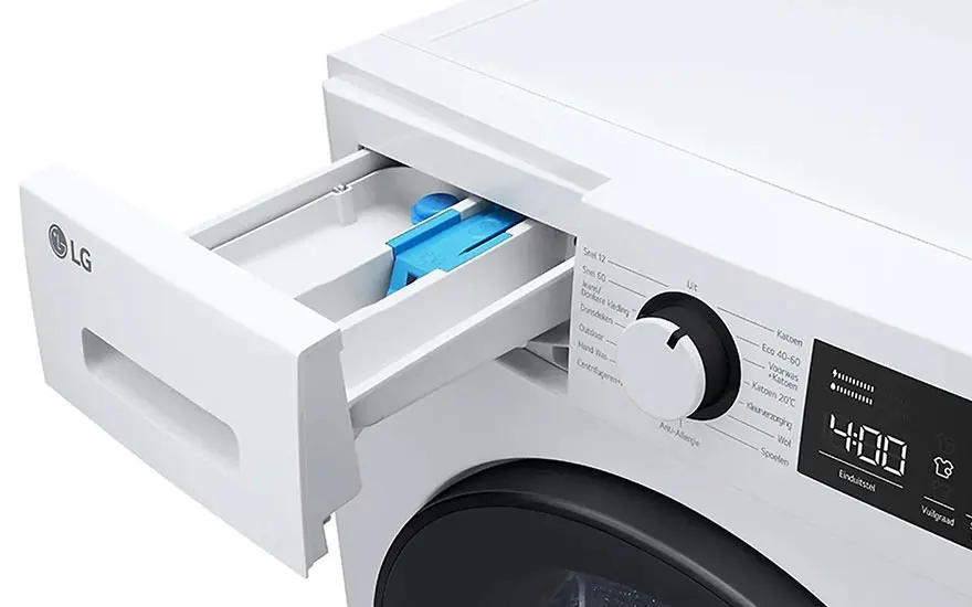 Gros plan d'un lave-linge blanc avec un tiroir à lessive ouvert et un écran d'affichage numérique.