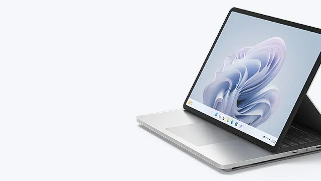 Een zilveren tablet met een zwart frame en een blauw-witte achtergrond staat op een witte achtergrond.