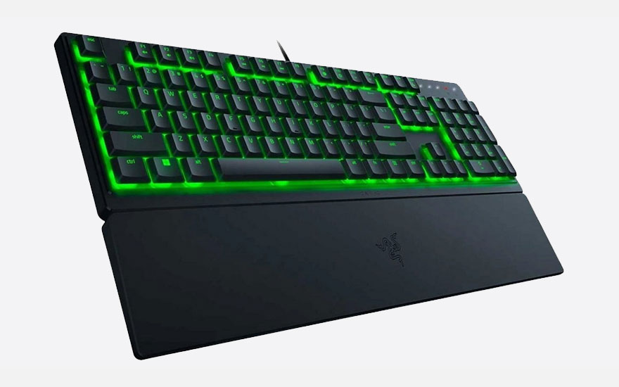 Clavier noir rétroéclairé en vert avec repose-poignets sur fond blanc.