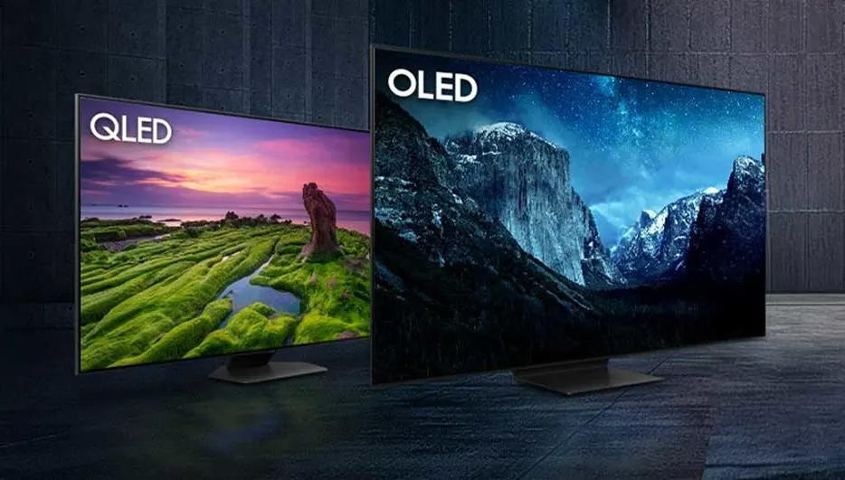 Deux téléviseurs affichent des paysages : l'un montre des collines vertes, l'autre une montagne sous un ciel étoilé. Les écrans sont marqués QLED et OLED.