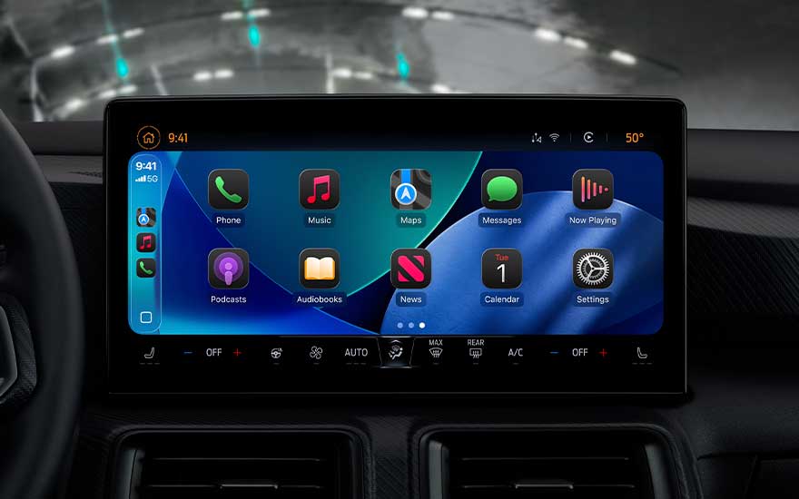 Grand écran de voiture avec interface CarPlay affichant Téléphone, Musique, Plans et Podcasts au dessus des commandes de climatisation.