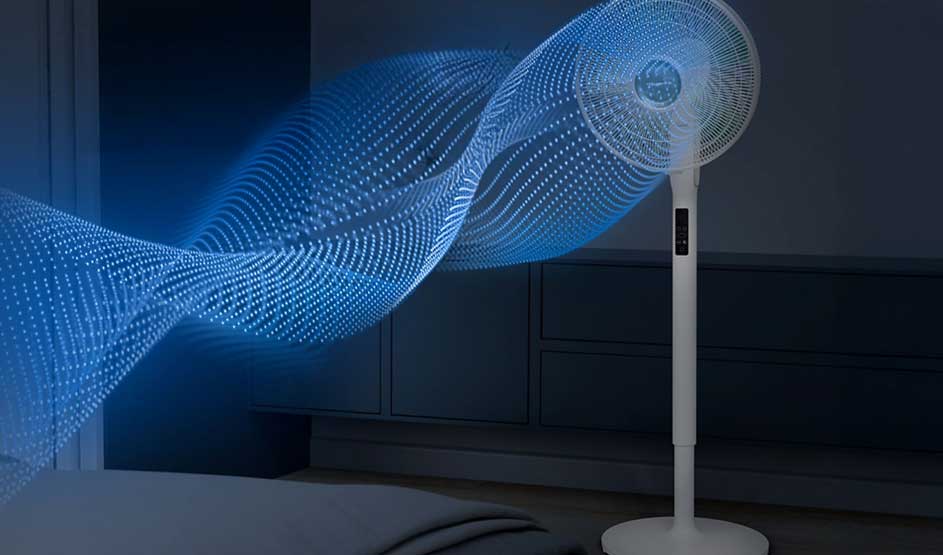 Een witte staande ventilator blaast in een donkere kamer, met blauwe golven die de frisse luchtstroom visueel voorstellen.