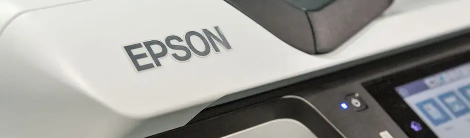 Imprimante blanche Epson avec écran tactile noir et bouton bleu.