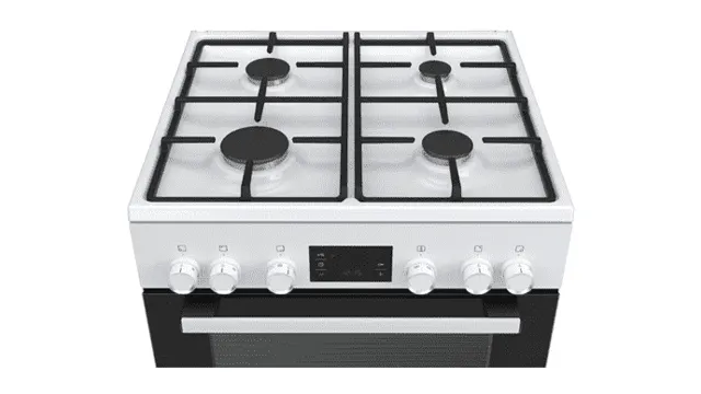 Een wit gasfornuis met vier branders en zwarte roosters, boven een zwarte oven met zilveren handgreep.
