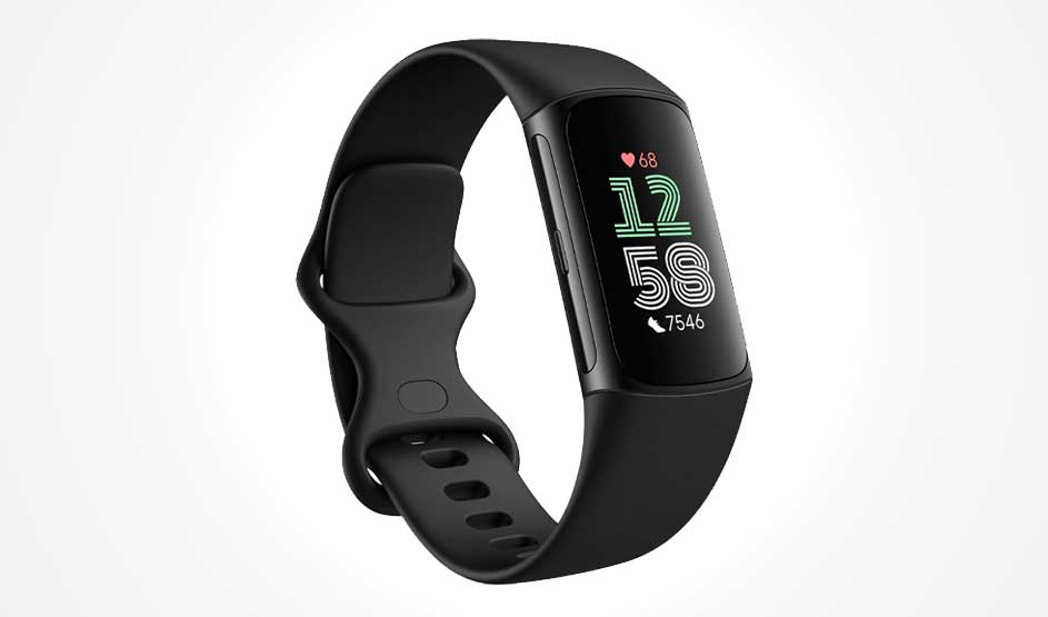 Bracelet connecté noir à écran incurvé affichant l’heure en grands chiffres, le symbole du rythme cardiaque et le nombre de pas sur fond blanc.