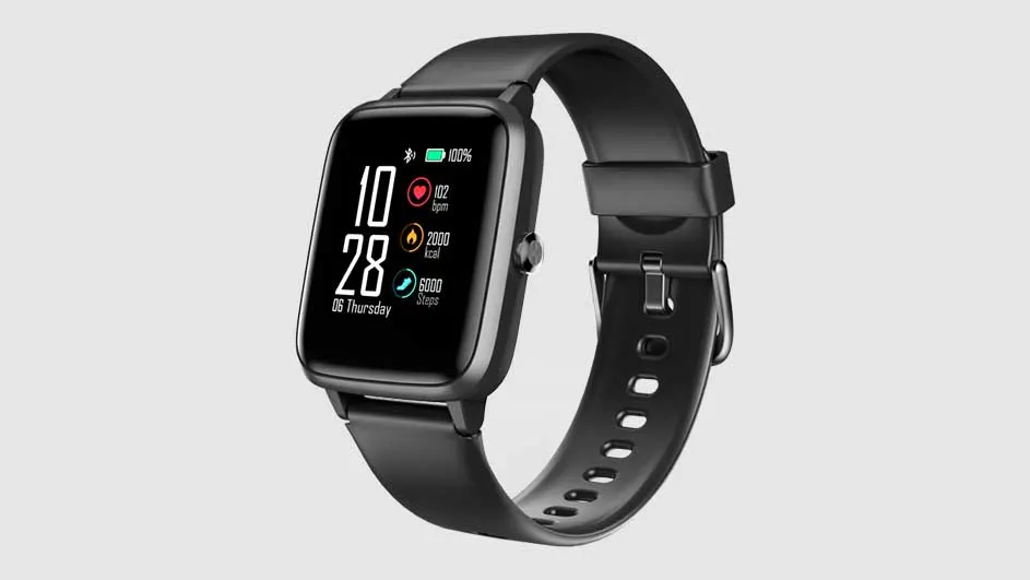 Een zwarte smartwatch toont 10:28 op een digitaal scherm, met zwarte band op een effen achtergrond.