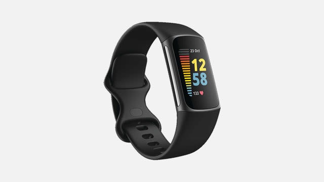 Zwarte fitness tracker met een scherm waarop de tijd (12:58) en datum (23 okt) in kleur worden weergegeven.