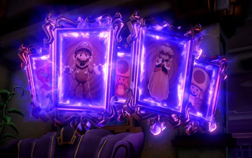 Quatre portraits à cadres ornés brillent en violet au-dessus d'un fauteuil violet à garnitures dorées.
