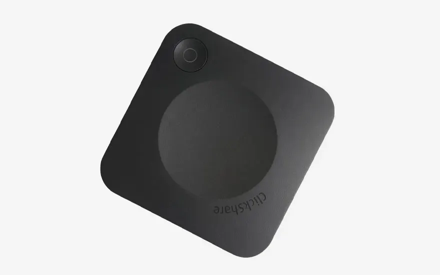 Bovenaanzicht van een enkel ClickShare-basisstation met minimalistisch design, gebruikt voor draadloze presentatieverbindingen.