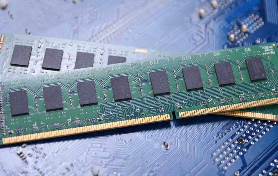 Deux barrettes de RAM vertes et bleues, avec des puces noires, sur un circuit imprimé bleu.