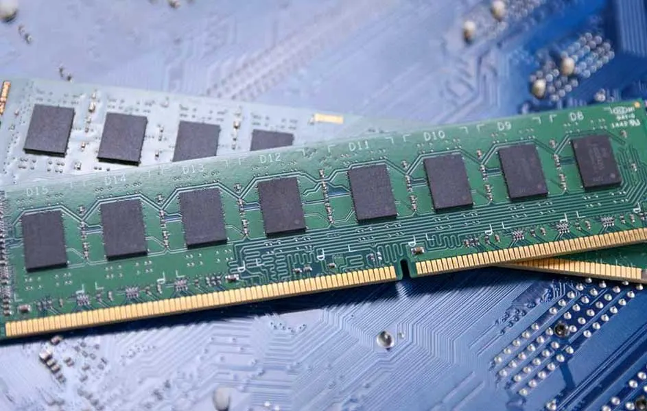 Deux barrettes de RAM vertes et bleues, avec des puces noires, sur un circuit imprimé bleu.