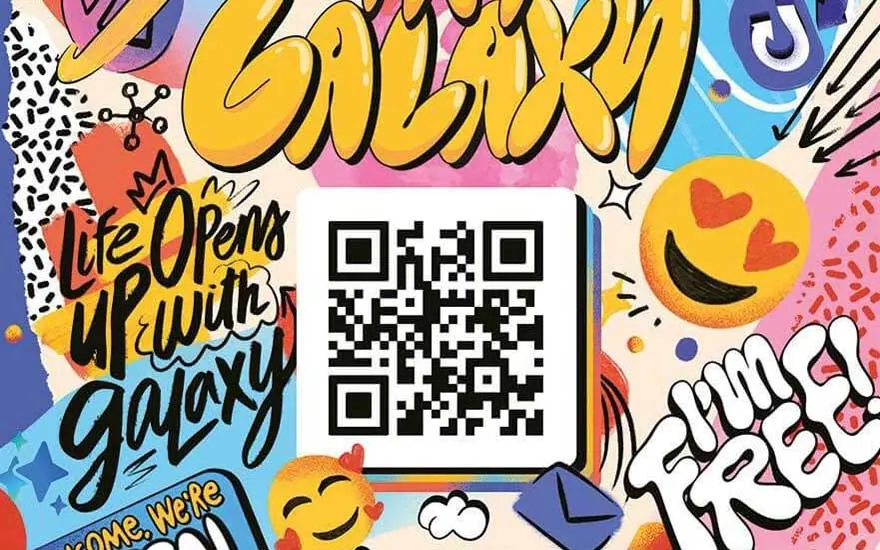 Kleurrijke collage met 'Try Galaxy', QR-code, planeten, camera, emoji's, tekstballonnen en diverse decoratieve elementen op een witte achtergrond.