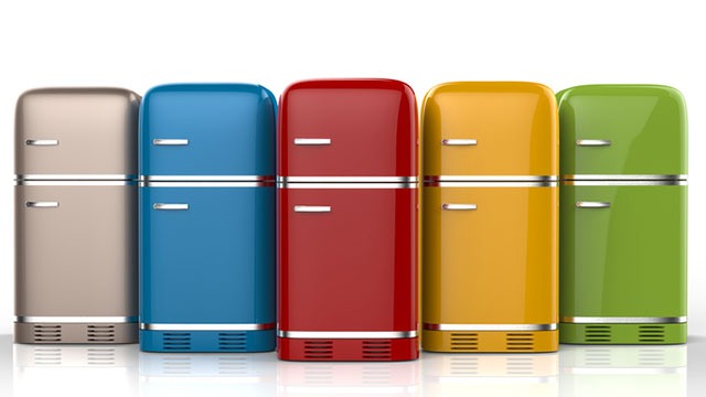 Cinq réfrigérateurs rétro colorés (beige, bleu, rouge, jaune, vert) alignés sur fond blanc.