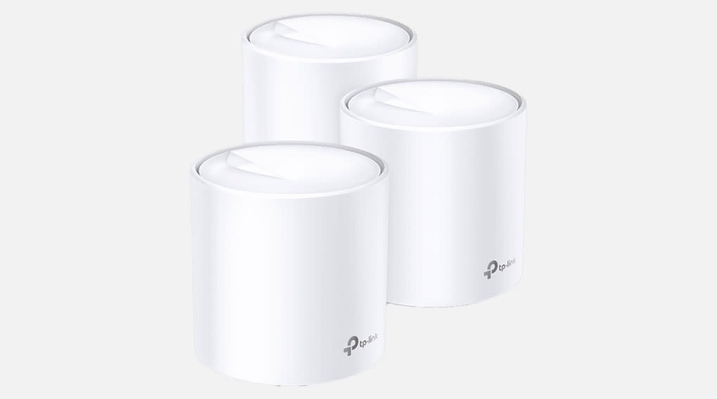Trois appareils cylindriques blancs avec le logo TP-Link sur un fond blanc uni.