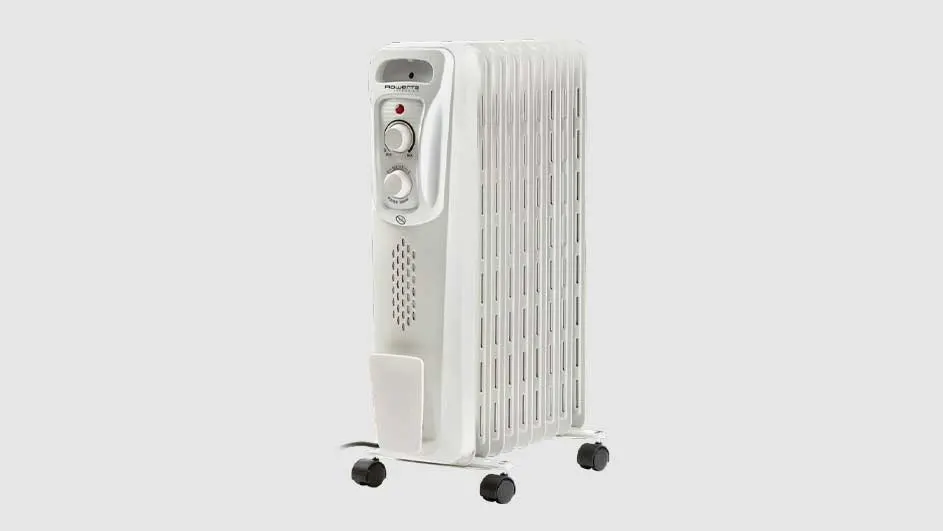 Een witte elektrische radiator met bedieningsknoppen en wielen, op een grijze achtergrond.