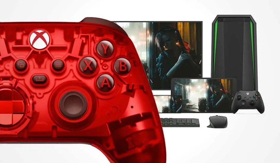 Een rode transparante Xbox-controller staat centraal, met op de achtergrond Xbox-apparaten en een game die op meerdere schermen wordt weergegeven.