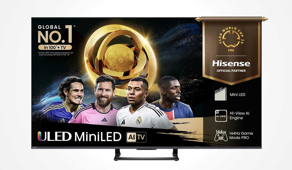 Een Hisense ULED MiniLED tv toont vier voetballers in clubshirts, een gouden FIFA Club World Cup trofee en logo’s van beeld- en AI-technologie.
