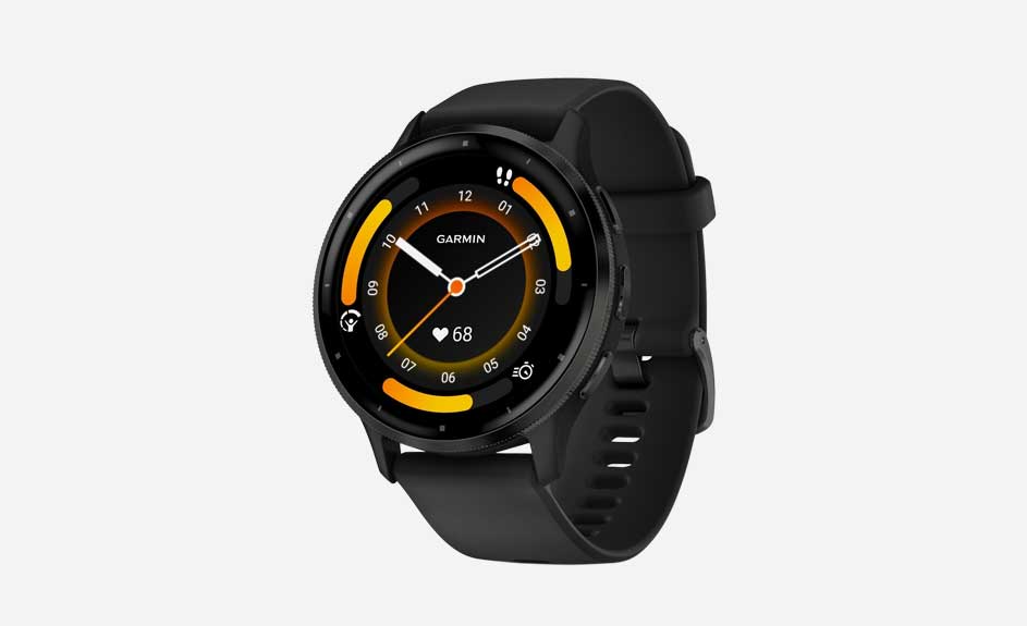 Montre noire Garmin avec écran affichant l'heure, la fréquence cardiaque et d'autres données sur fond blanc.