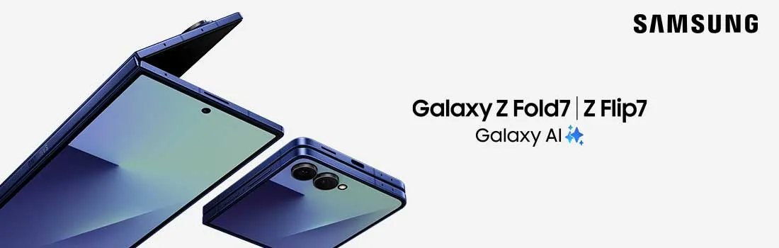 Les Samsung Galaxy Z Fold7 et Z Flip7 bleus sont pliés élégamment, affichant leur design moderne et leurs caméras sur fond blanc.