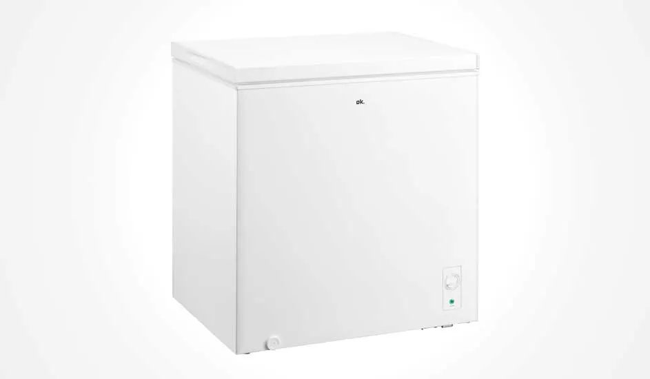 Een witte ok. vrieskist met deksel, eenvoudige draaiknop aan de voorkant en een klein groen controlelampje rechtsonder.