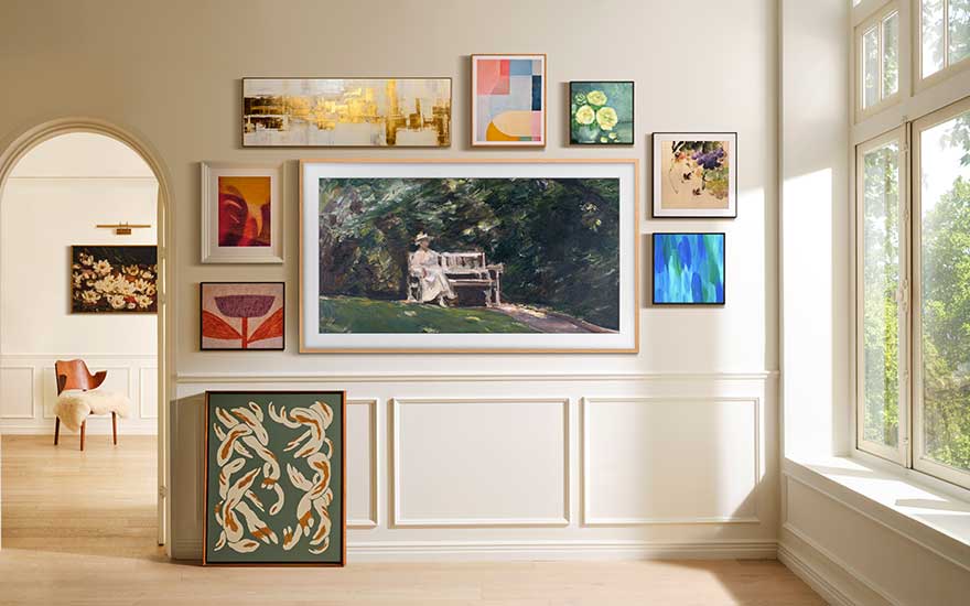 Een elegante muur vol kunstwerken, met centraal een schilderij van een vrouw op een bankje in een zonnig, gezellig interieur.