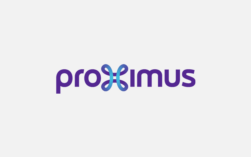Het Proximus-logo staat centraal, met paarse letters en een blauw oneindigheidssymbool. De achtergrond is lichtgrijs.