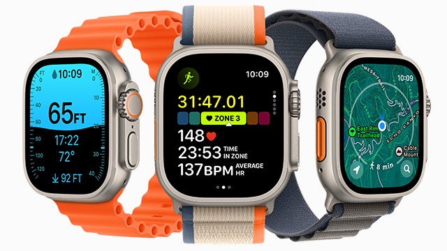 Drie smartwatches met verschillende bandjes: oranje, beige/blauw en grijs. Elk scherm toont andere gegevens, zoals hoogte, hartslag en een kaart.